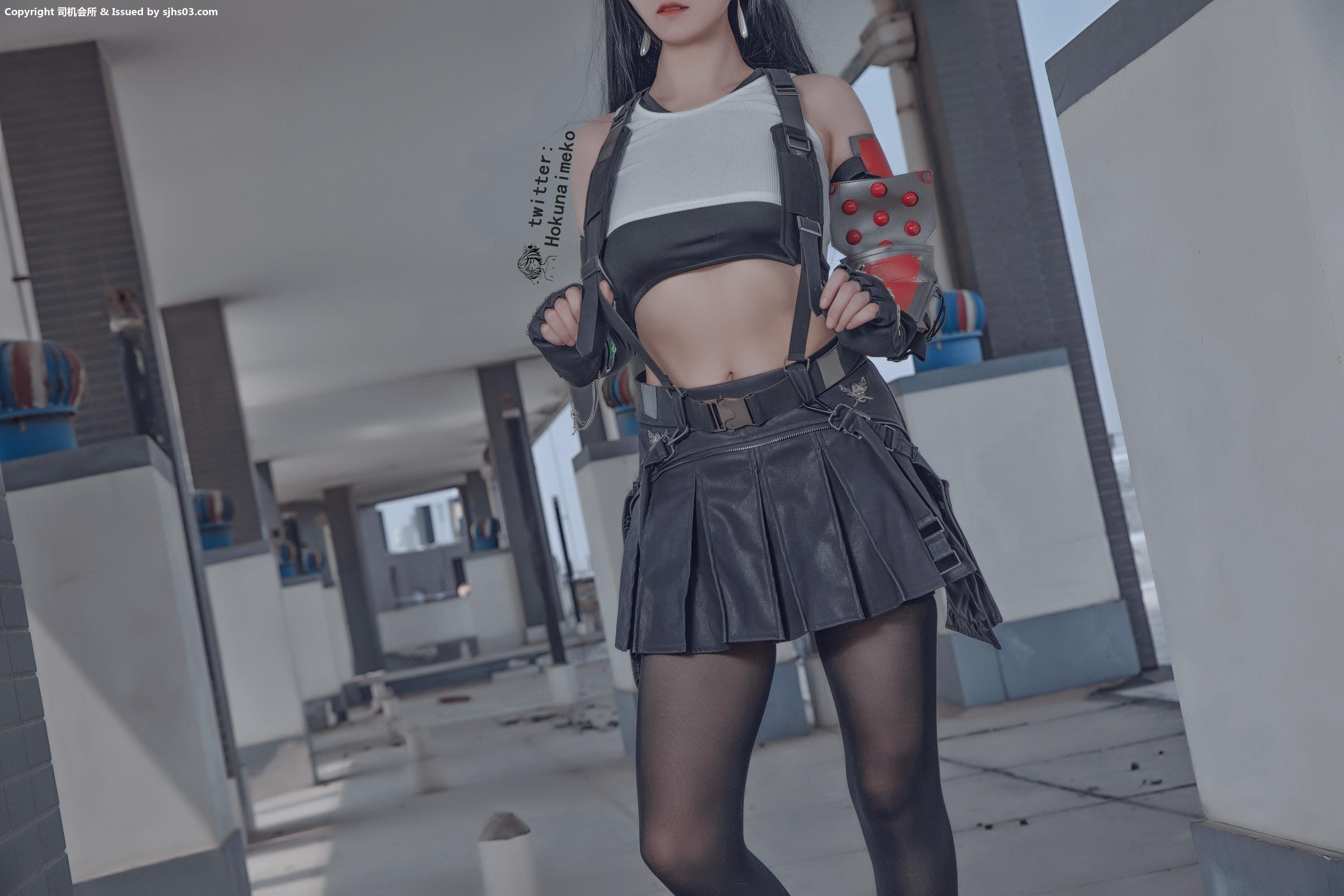 褪去菠萝社动漫COS服装后显露丰满美臀翘臀线条